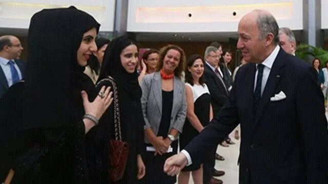 Laurent Fabius, l’ancien premier ministre Français voulant serrer la main à une femme musulmane (FabiuOups !)