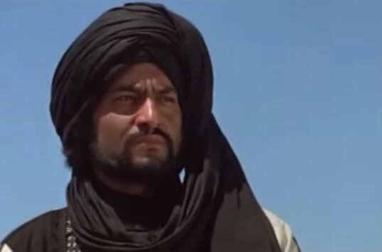 L’acteur Mahmoud Said dans le rôle de Khaled Ibn al Walid dans le film Rissala portant le kheemar avant qu'il devienne musulman
