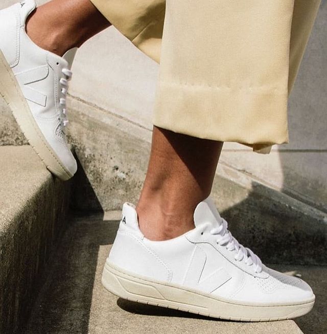 Minimalistic, urban-style sneakers that are made out of ecological and sustainable materials and produced under fair trade conditions. 👟
@veja 's commitment to progressive values (transparency, fair trade, and social and environmental responsibility