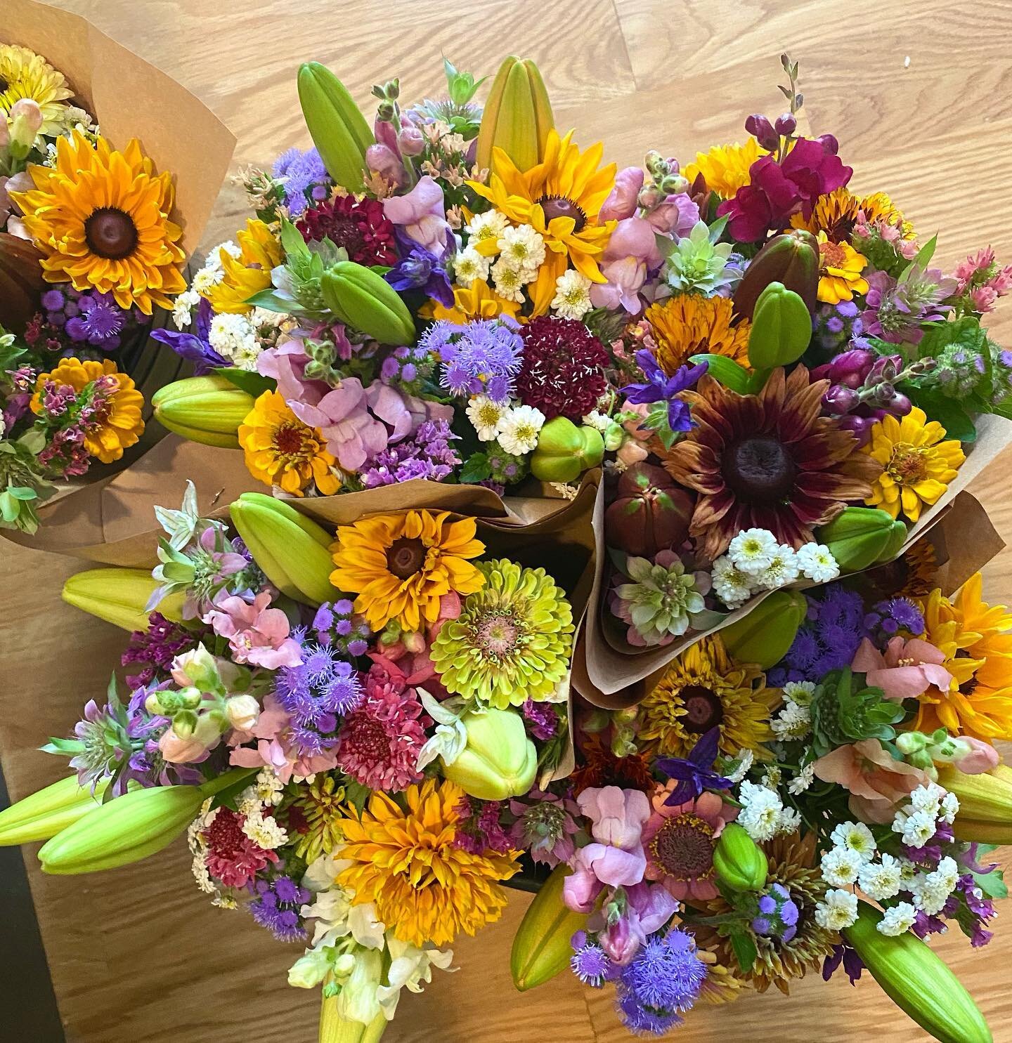 Some of yesterday&rsquo;s bouquets, summer blooms are here! 
.
.
#farmflowers #flowerfarmerflorist #flowerfarm #bouquetofflowers #bouquet #mixedbouquet #floral #localflowers #ctgrown #ctfarms #americangrownflowers #fieldtovase #grownnotflown #flowerg