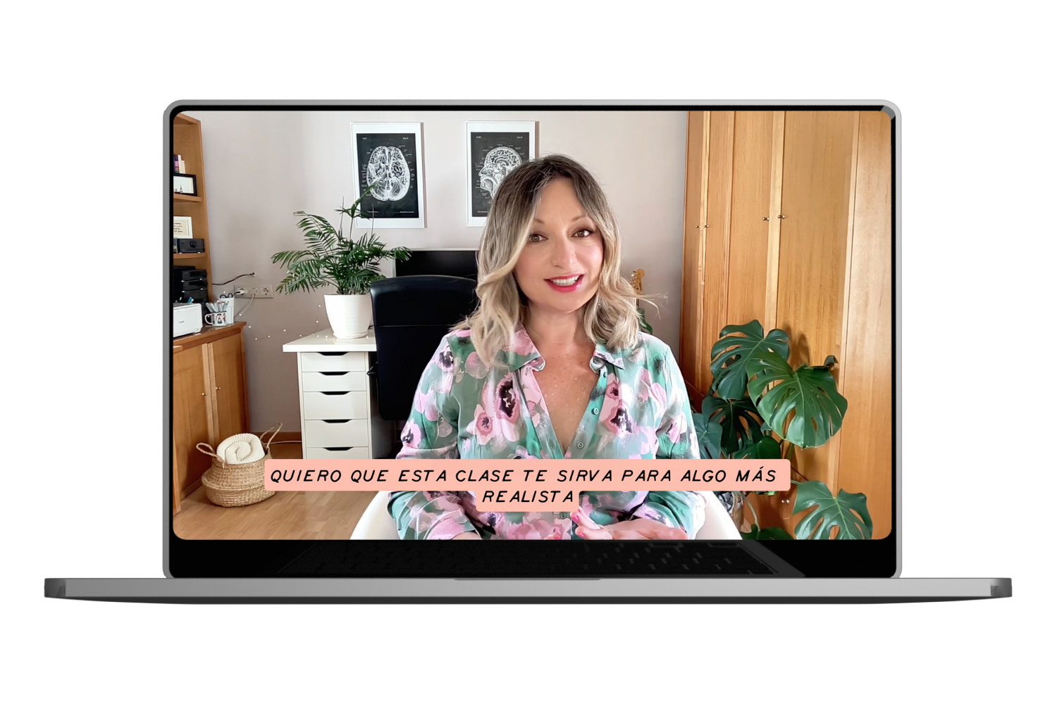 Beatriz impartiendo una videoclase de "Psicología Para Gente Emprendedora", con subtítulo en pantalla “Quiero que esta clase te sirva para algo más realista”.