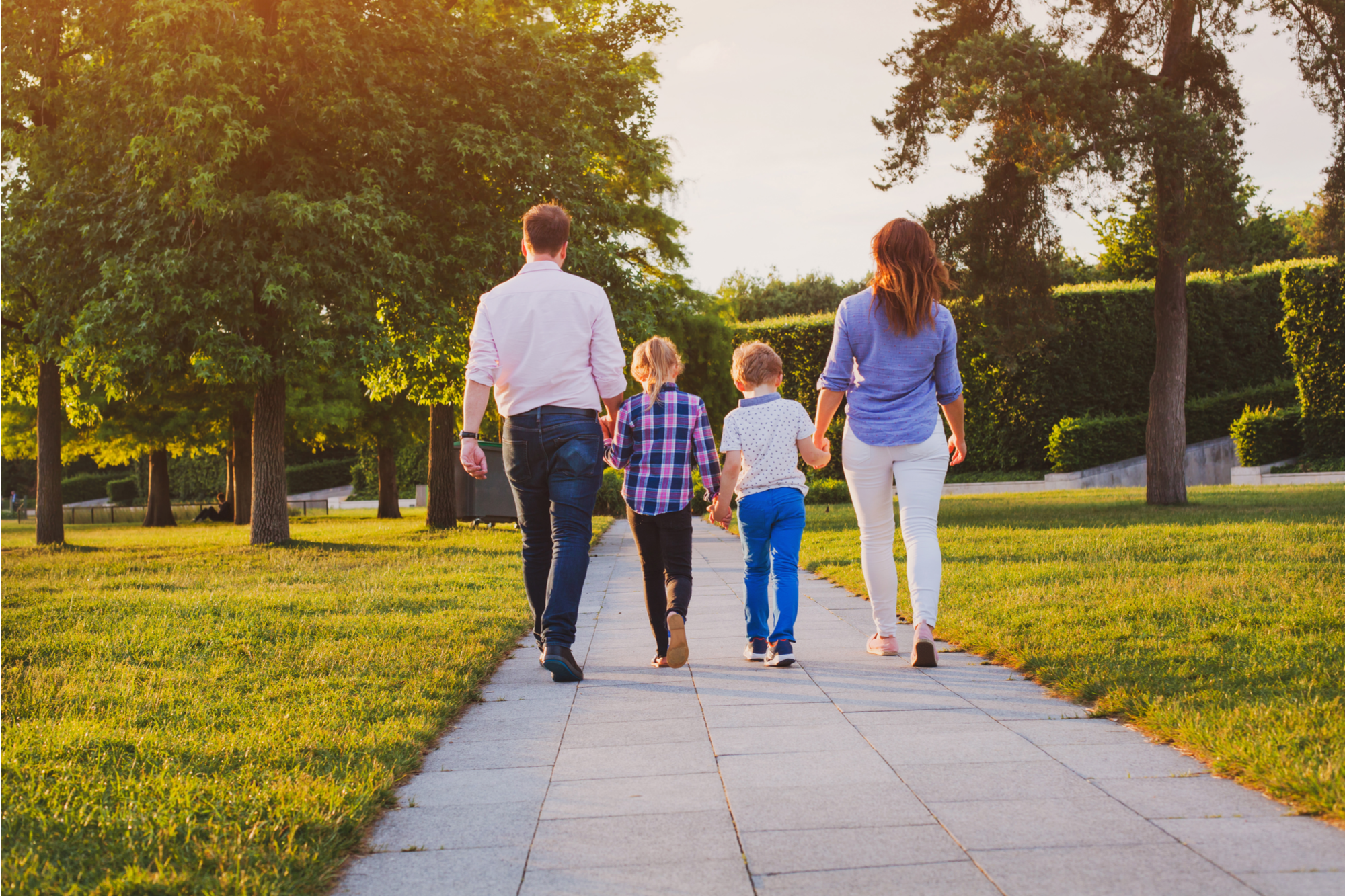 Гулять это. Семья на прогулке. Прогулка. Семейная прогулка. Семья с детьми на прогулке.
