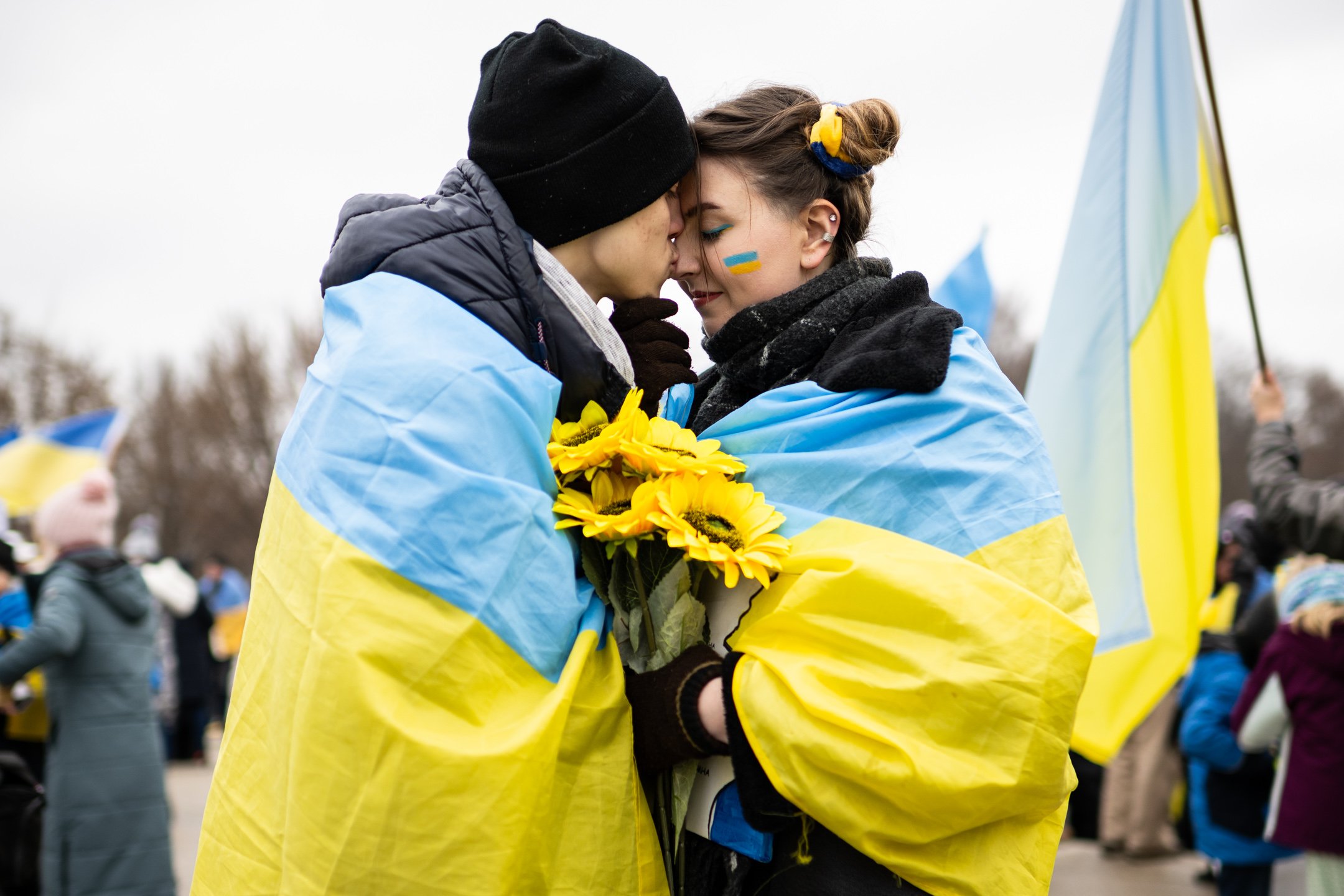  A couple wrapped in Ukrainian flags embraces during a rally on the first anniversary of Russia's invasion of Ukraine, on the National Mall, in Washington, D.C., on February 25, 2023. (Graeme Sloan for Bloomberg) 