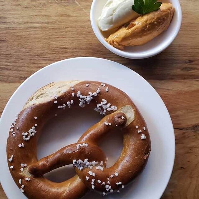 Fresh out of the oven! 
The Pretzel not the liptauer and the butter. 😉
.
.
.
#pretzel #liptauer
#ovenfresh
#yummy #pretzelandbeer #bavaria #obatzter #oktoberfest