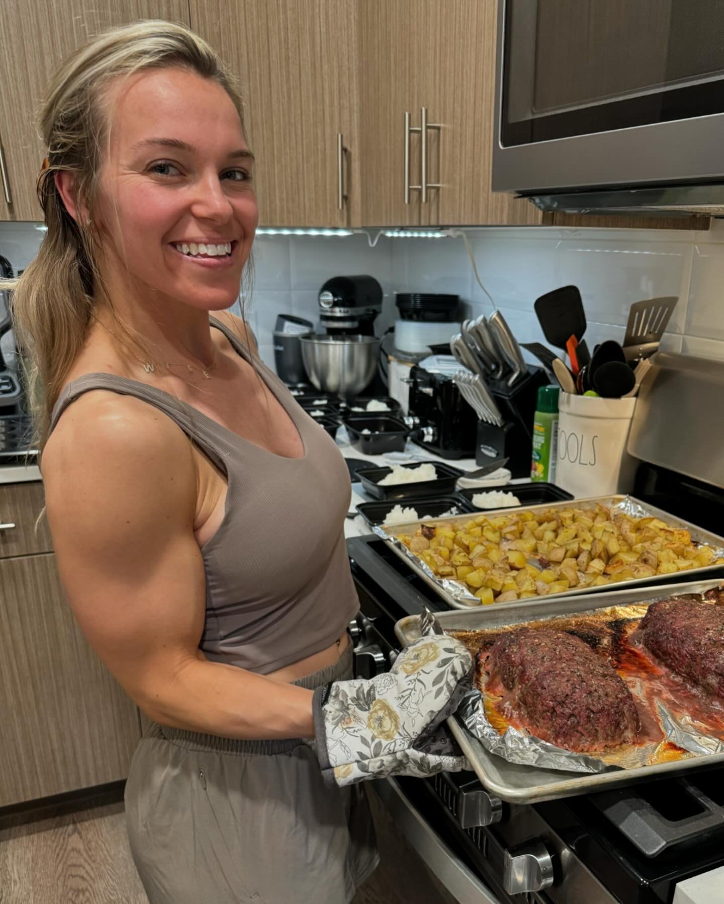 Muscles are made in the kitchen🤩
Did you know we are breaking down our muscle tissue during our workouts? Whereas the food we feed our bodies helps us repair &amp; restore those broken down muscle tissues in order to recover, rebuild and get stronge