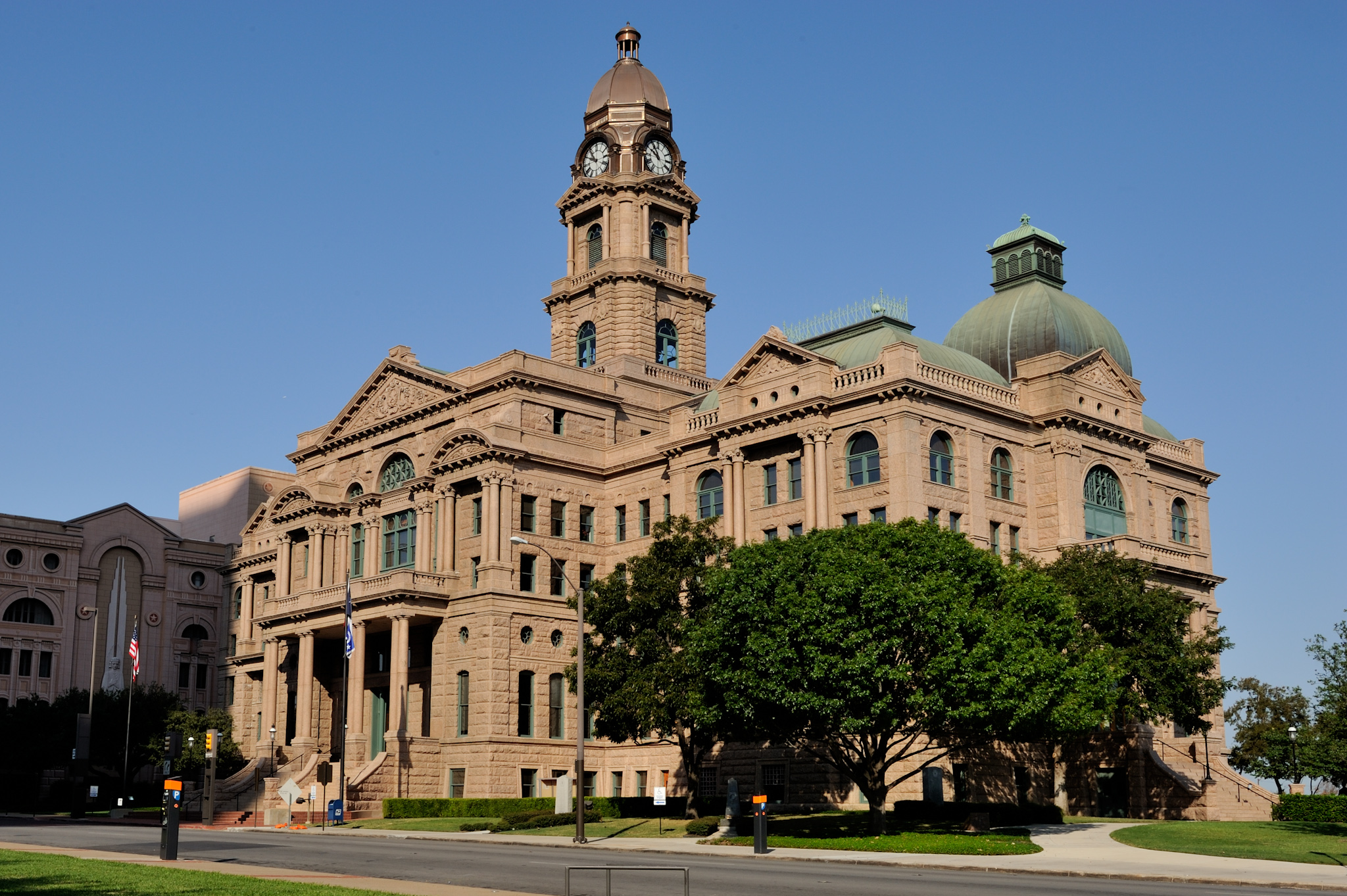 Tarrant_County_Courthouse_Full_E_Fort_Worth_Texas.jpg