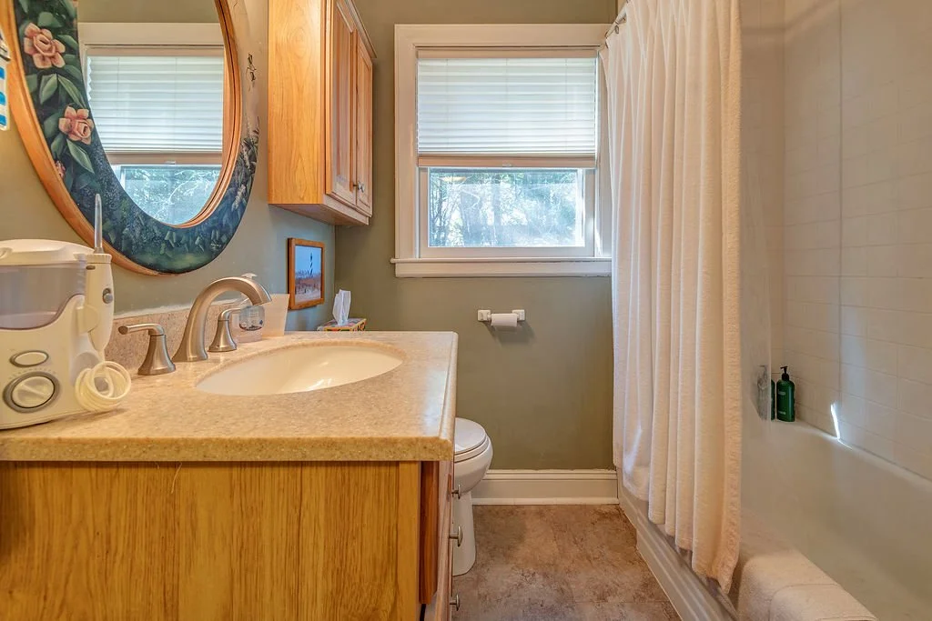12_26GrandviewPlAsheville_Bath_WEB.jpg