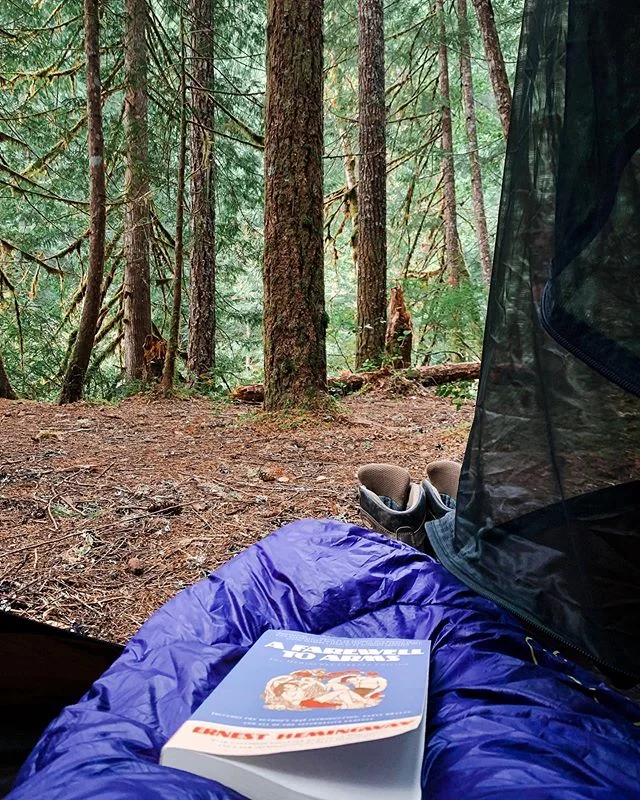 The essentials: a good book and fresh air. ⛺️