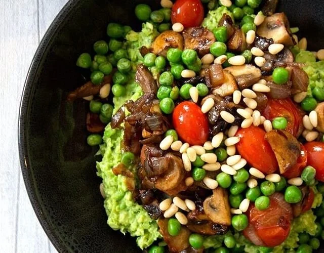 🚨🚨New recipe alert🚨🚨
Make the most of the end of season avocadoes and tomatoes with my Avocado, Pea and Edamame Mash! I serve this with hot cherry tomatoes, crips onions and semi caramelised mushrooms. Packed full of so much flavour even your meat-loving friends won't notice it's 100% vegan 😘