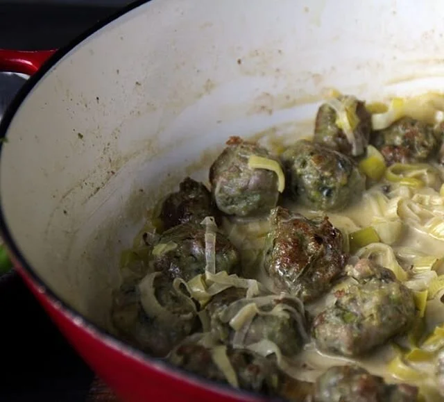 When it comes to comfort food, what's your happy place? Day 40 in isolation has got me craving comfort food and what better comfort food is there than Sausages Cooked in a Creamy Blue Cheese and Leak Sauce. Lockdown has been a crazy time filled with anxiety and uncertainty so this paired with pasta is currently my happy place.  Food can be such a source of comfort so I'm here to remind you to be kind to yourself. It's okay if you've gained weight or indulged in your favourite "comfort food" a little too much. Just listen to your body and do what's right for you - both for your mental and physical wellbeing (I know this 10/10 creamy, blue cheese and sausage goodness is going to help with one of those)...