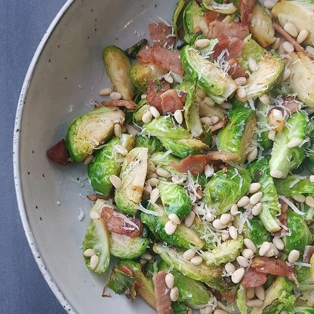 Honestly I've been living off these bad boy for the last week. Any other Brussel Sprouts fans out there??? 😊💁&zwj;♀️ #brusselsprouts #bacon #wintersalad #getinmybelly #nzblog #nzblogger #aucklandeats #wellingtoneats #christchurcheats #nzfoodie