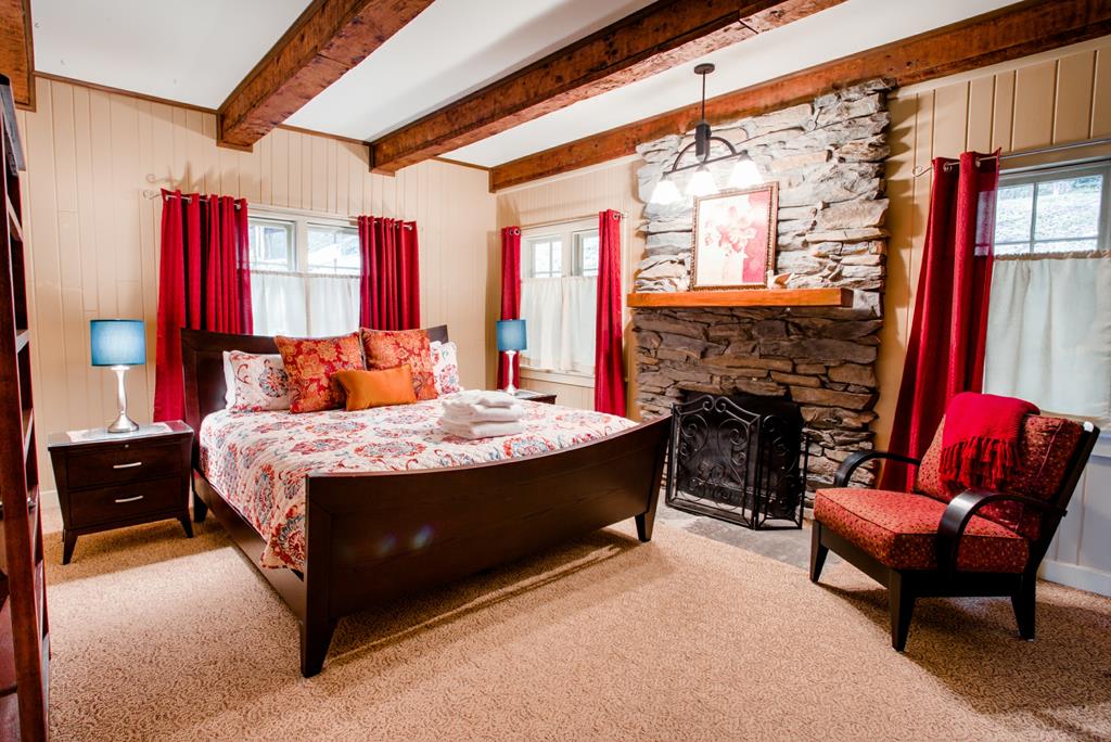 Main Floor Master Bedroom Suite - King Bed w/ensuite Full Bath