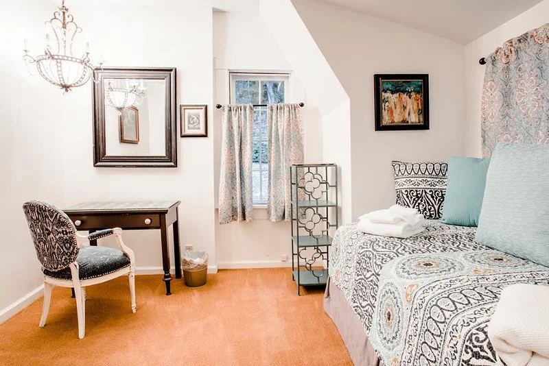 Sitting Room - 2nd Floor - Twin Bed