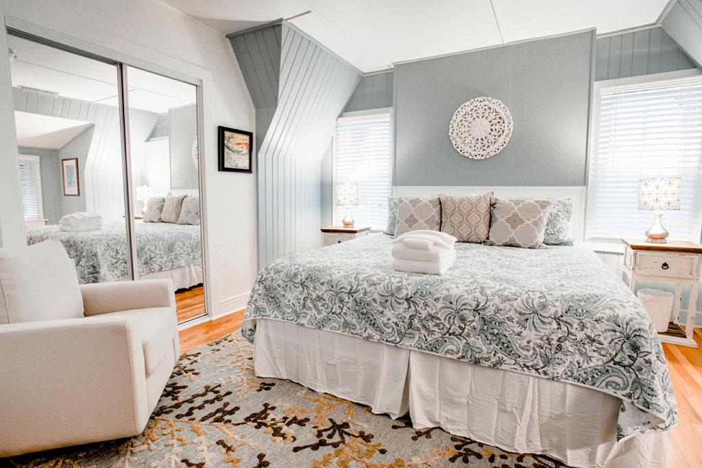 2nd Floor – Guest Room - Queen Bed w/shared Full Bath