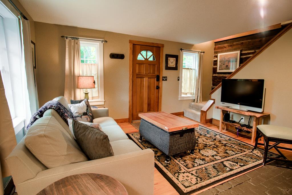Chestnut: downstairs with pullout bed with shared bath upstairs