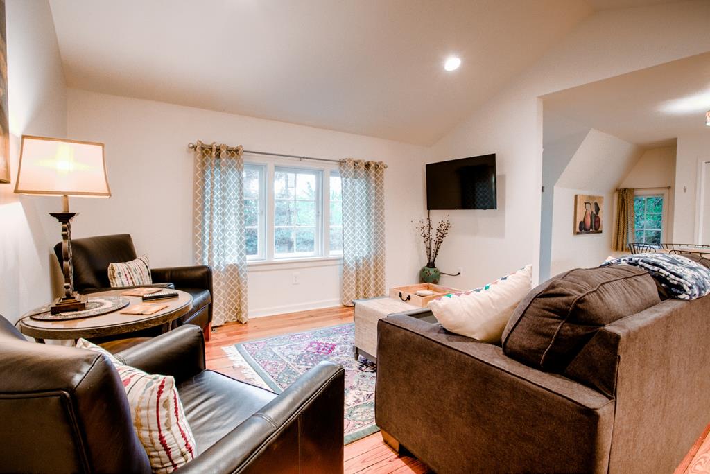 Carriage: Living room with pull out Queen and shared bathroom