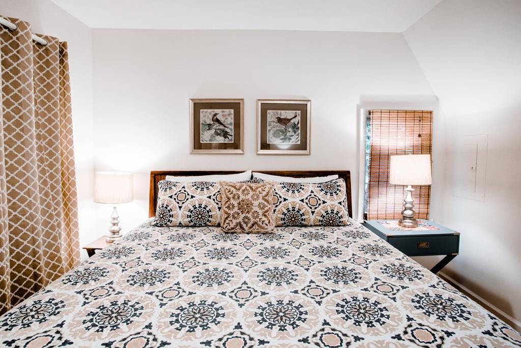 Carriage: Main Floor Master Bedroom - King Bed w/Full Bath shared