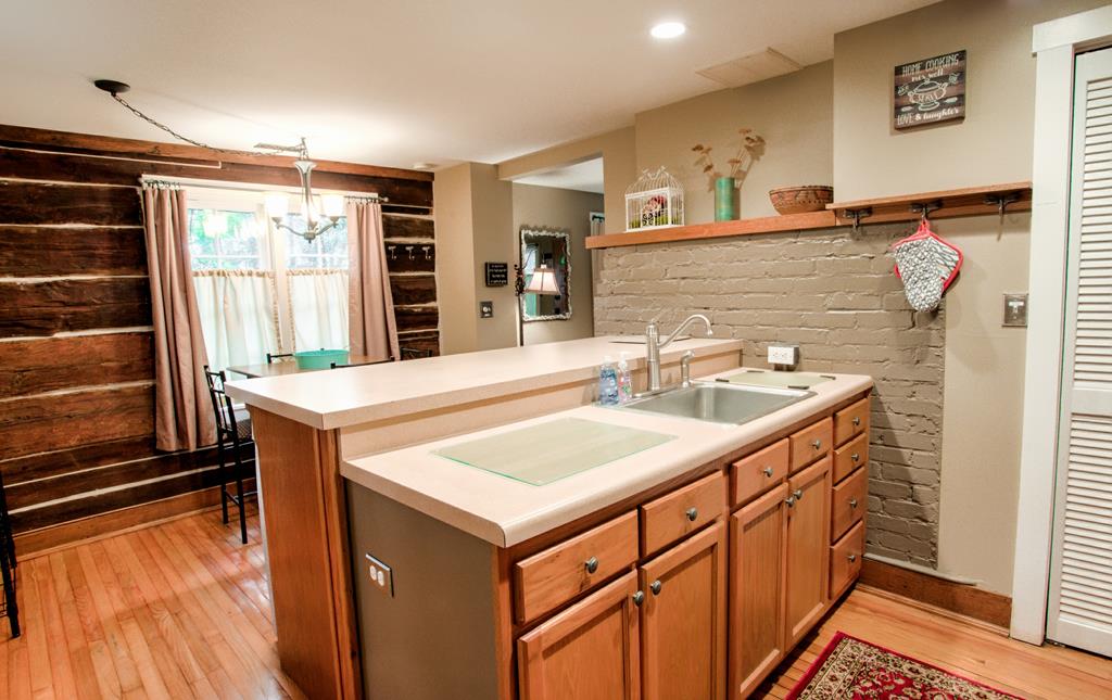 Chestnut: Kitchen and laundry