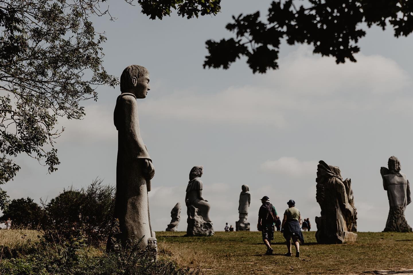 Invitation &agrave; la balade !
Si vous &ecirc;tes de passage pr&egrave;s de Carno&euml;t dans les C&ocirc;tes d&rsquo;Armor je vous invite &agrave; visiter la Vall&eacute;e des Saints, le r&eacute;sultat est grandiose.
Environ 150 statues monolithes