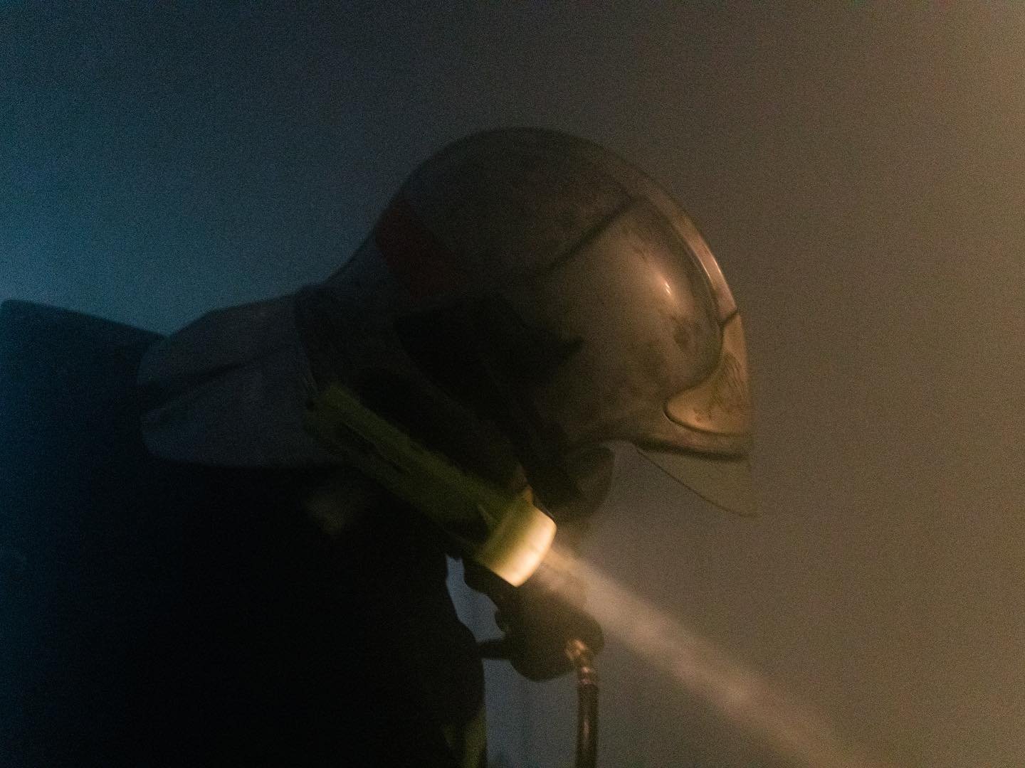 Le week-end dernier j&rsquo;&eacute;tais de reportage avec les sapeurs-pompiers de Cayeux-sur-Mer.
L&rsquo;exercice &eacute;tait de retrouver une personne dans le sous-sol d&rsquo;une r&eacute;sidence enfum&eacute; pour l&rsquo;occasion.
Conditions t