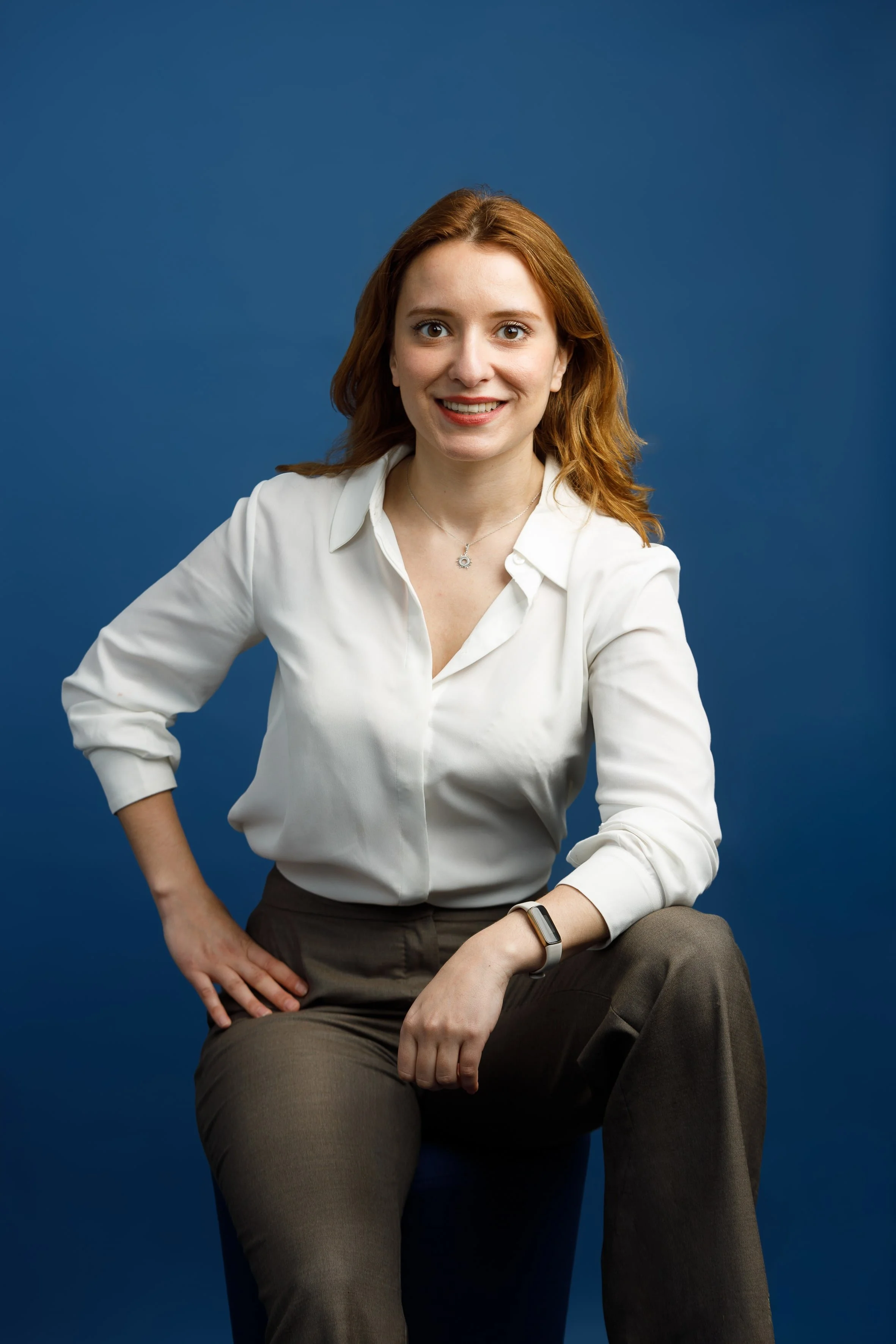 Portrait studio fond bleu