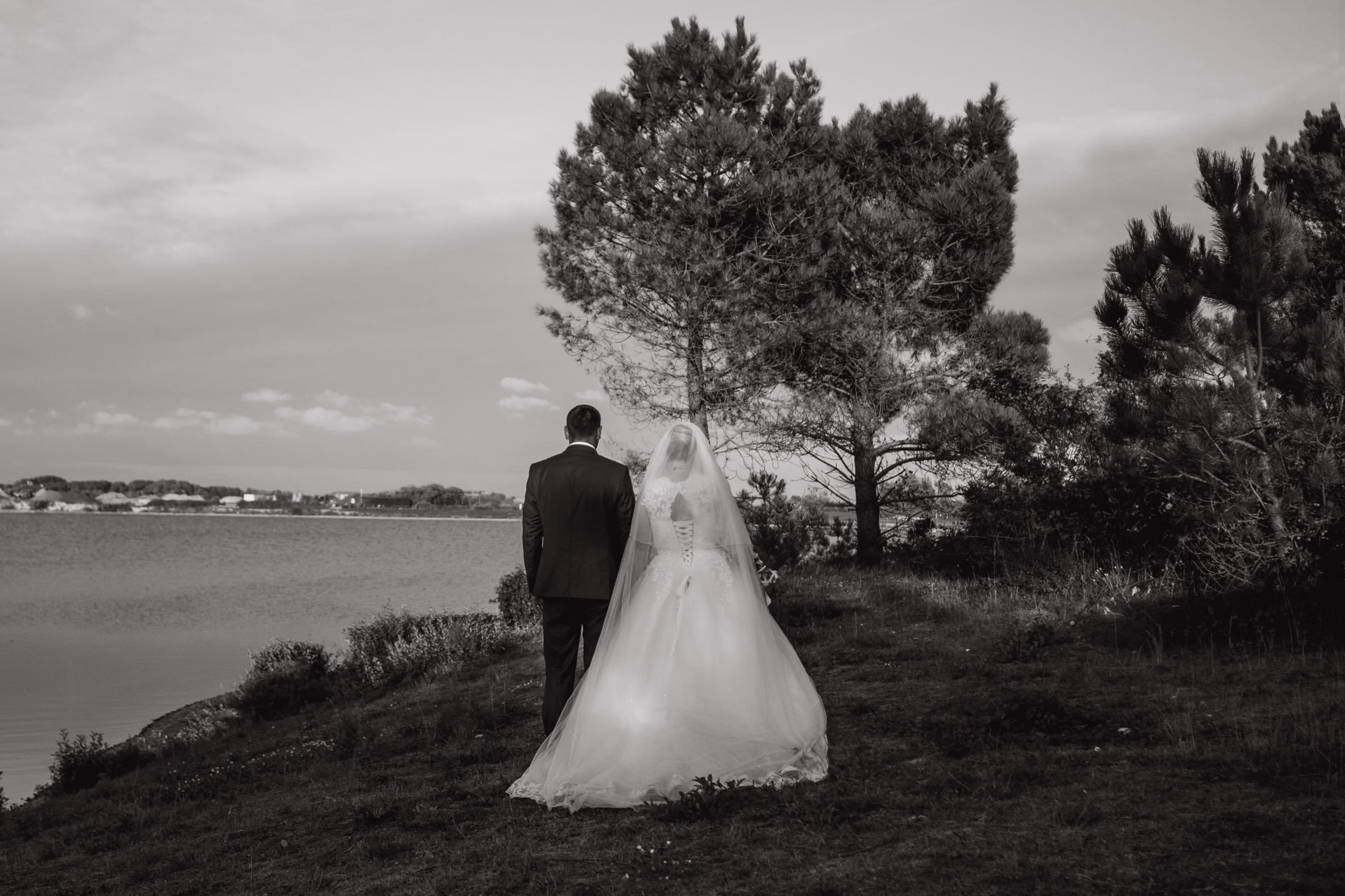 Quelques minutes &agrave; deux, quelques pas, un peu de vent et la Baie de Somme comme d&eacute;cor.

Pas besoin de beaucoup plus.

#Mariage #BaieDeSomme #PhotographeMariage #mariagebaiedesomme