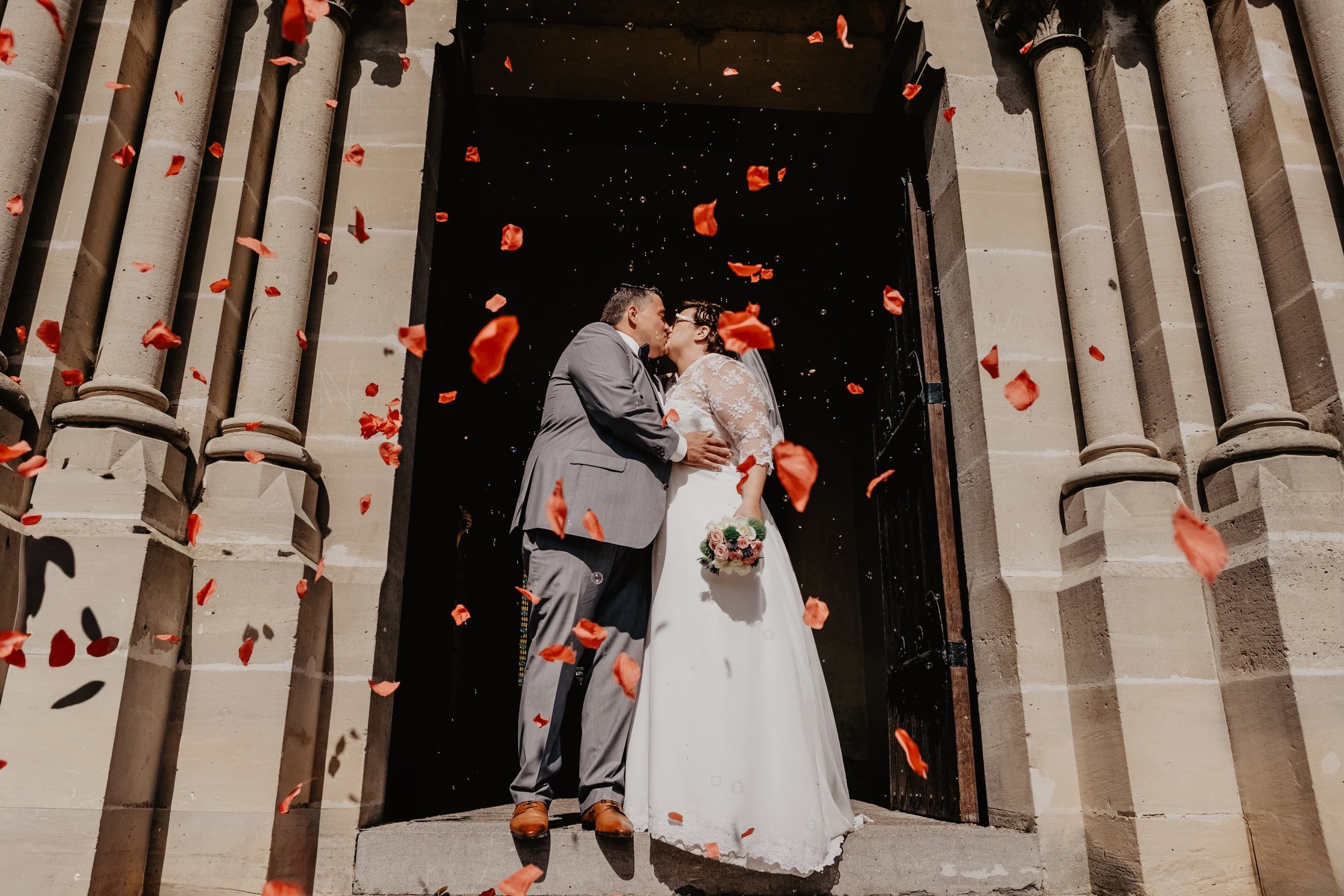 Des p&eacute;tales, des bulles&hellip; et beaucoup d&rsquo;amour !

#reportagemariage #mariage #photographemariage #mariagebaiedesomme