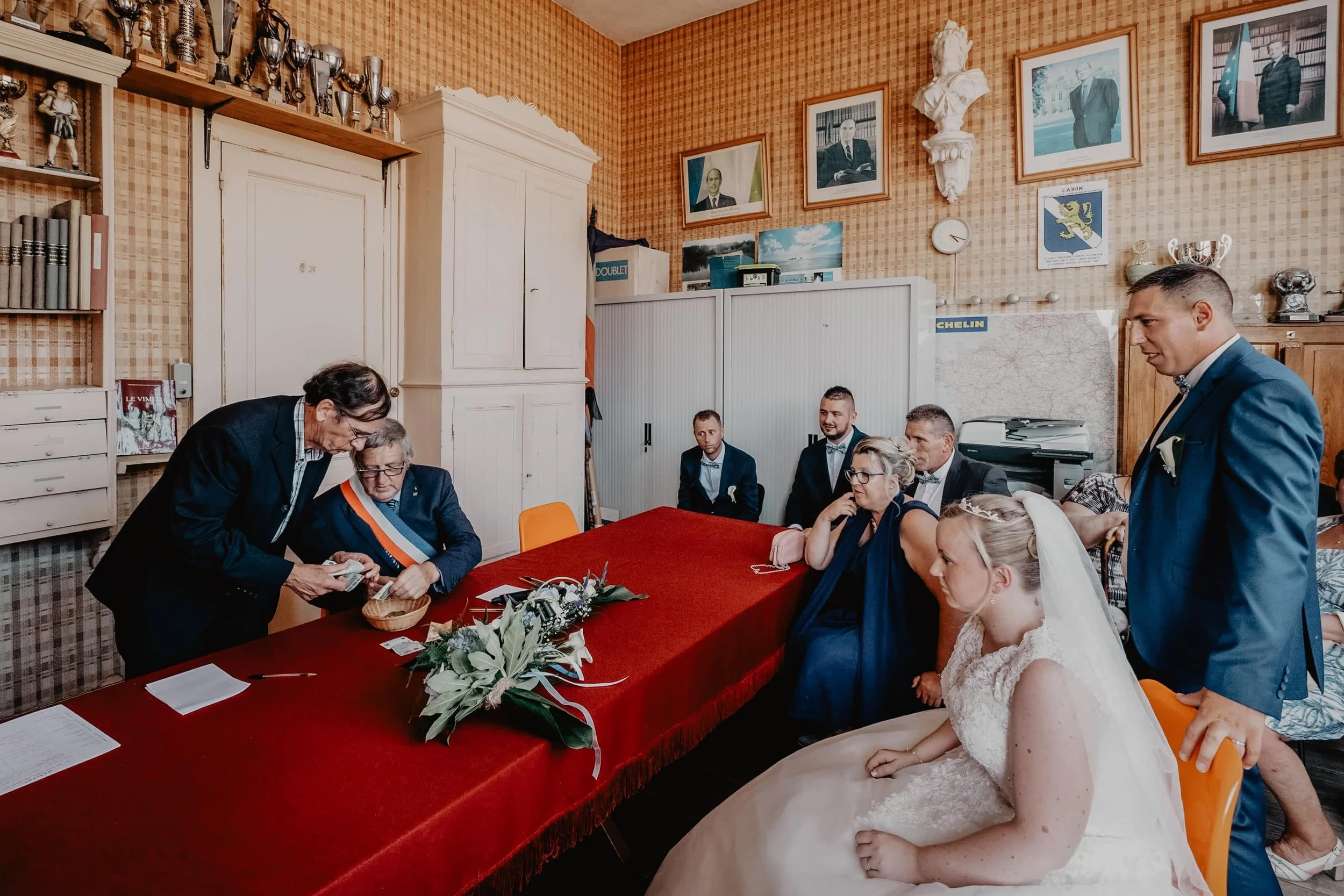 L&rsquo;amour n&rsquo;a pas de prix&hellip; mais on compte quand m&ecirc;me !

Entre la premi&egrave;re et la derni&egrave;re photo, 3 minutes se sont &eacute;coul&eacute;es.

#photographemariage #Mariage #reportagemariage #mariagebaiedesomme #instan