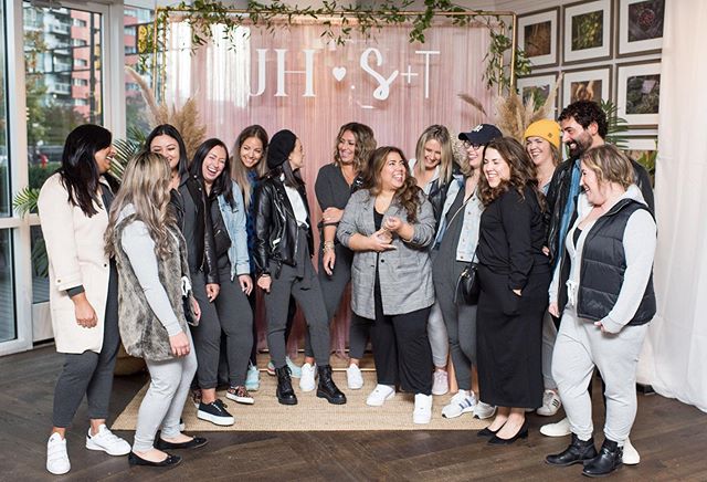 👩&zwj;👩&zwj;👧&zwj;👦 // Team work makes the Romper dream work! 💚 Every single person in this photo is an absolute JOY to work with so it was so fun hanging with the gang IRL (instead of just our million daily email convos! 😉) at the @smashtess x