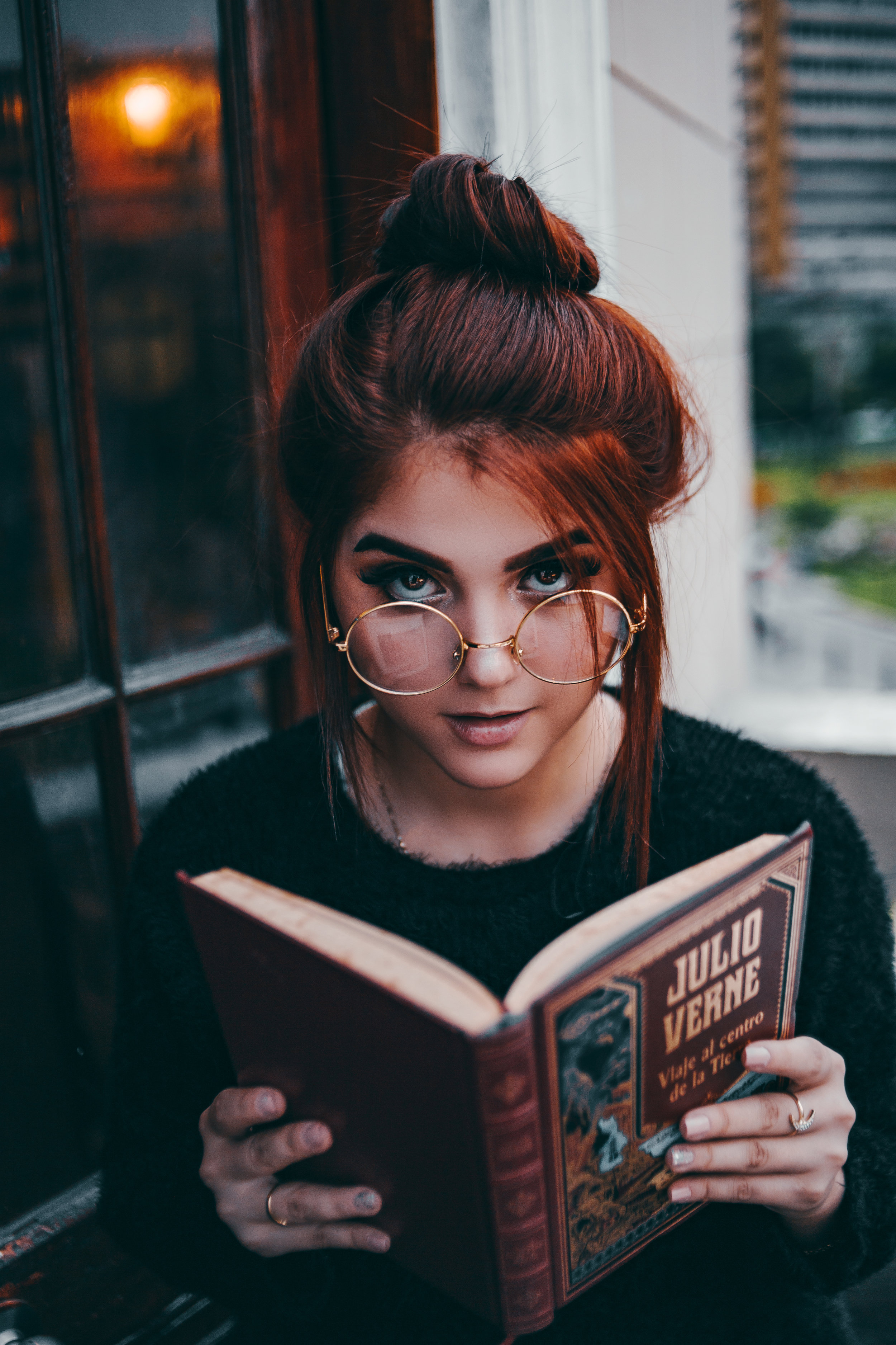 She totally blogs about books.