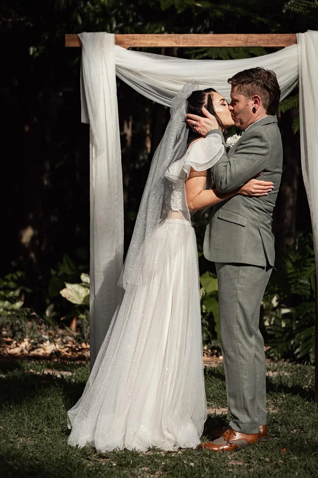 Brisbane Celebrant Wedding Kiss