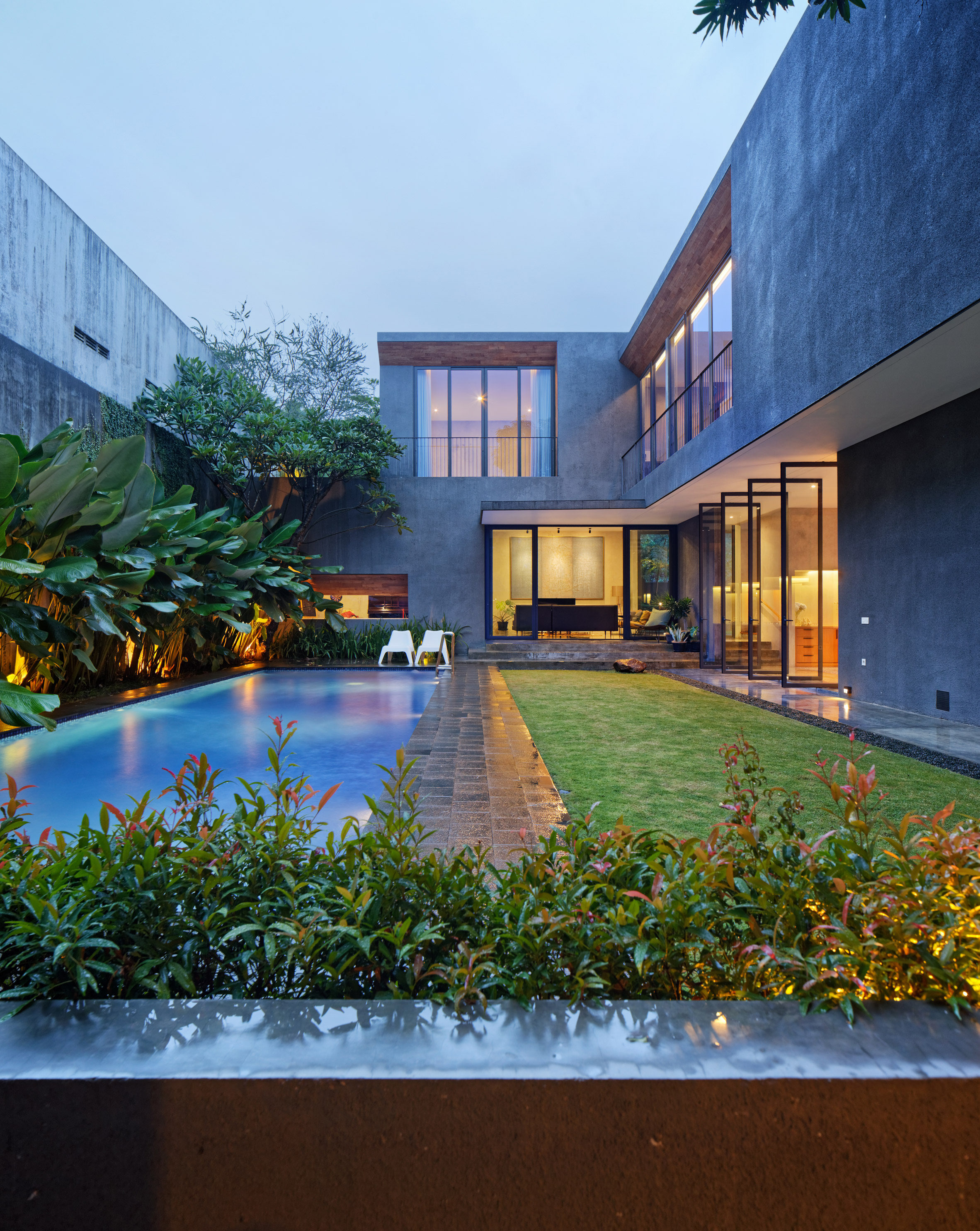 house-inside-outside-tamara-wibowo-architecture-residential-indonesia_dezeen_2364_col_4.jpg