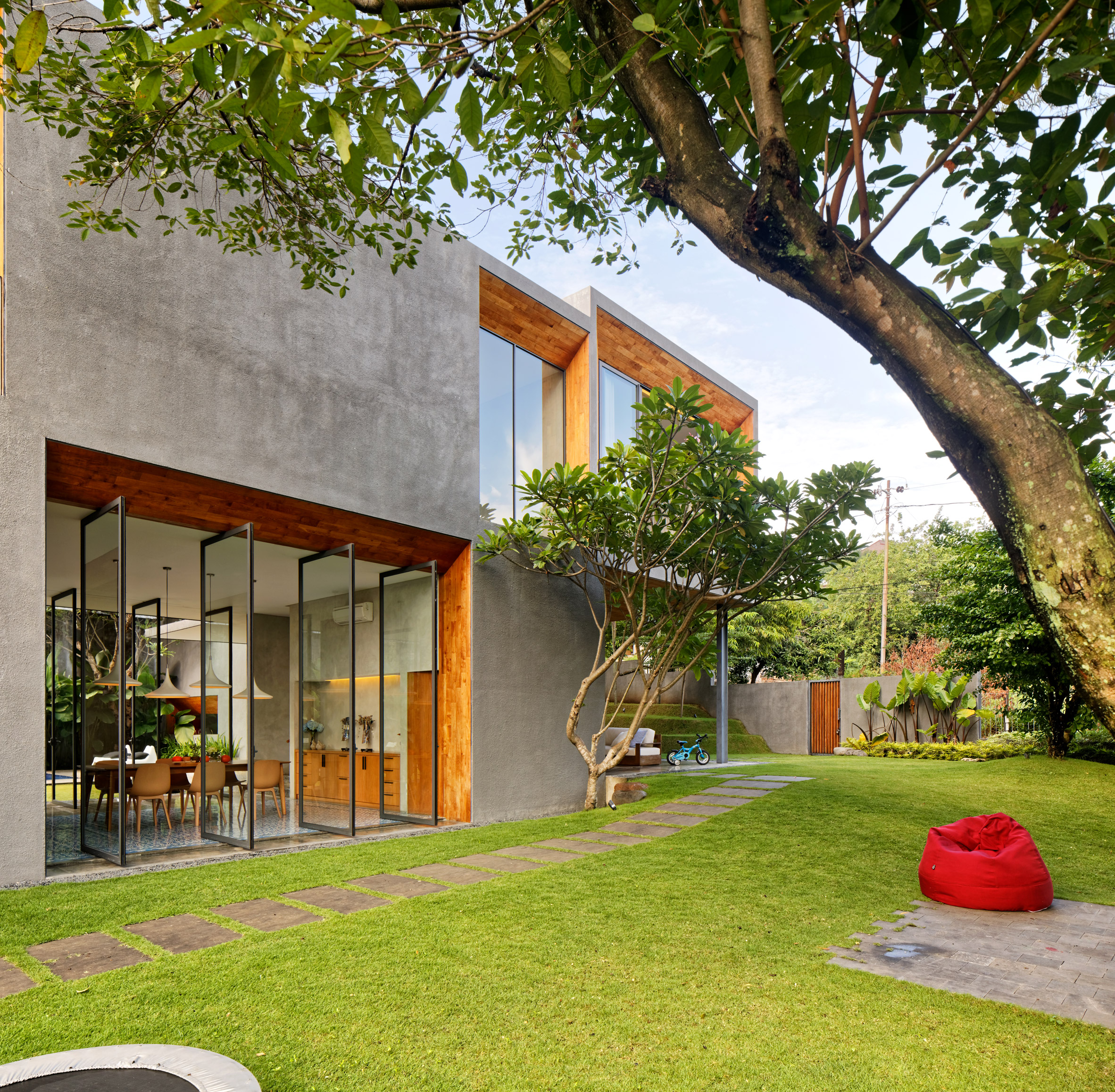 house-inside-outside-tamara-wibowo-architecture-residential-indonesia_dezeen_2364_col_10.jpg