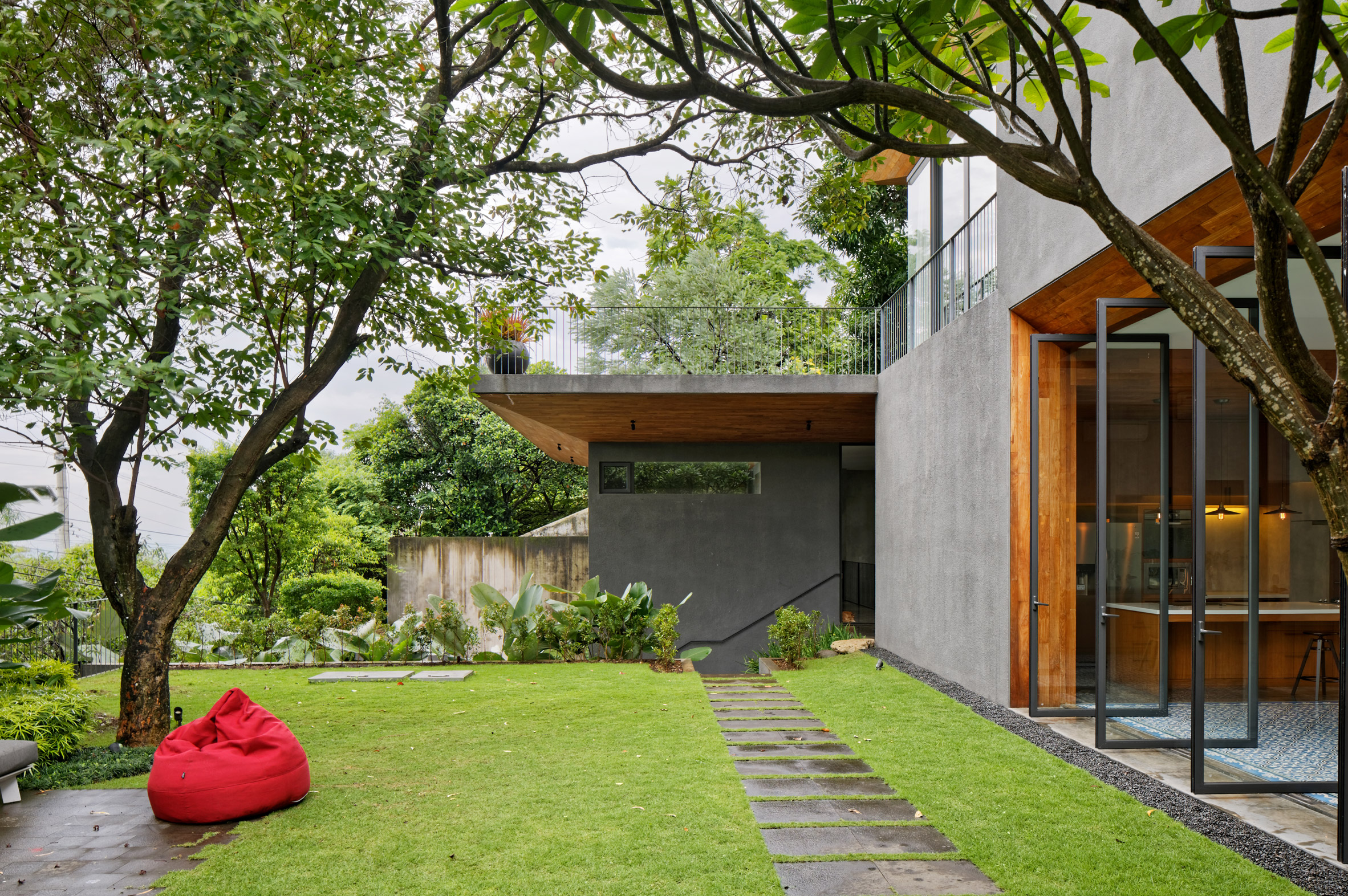 house-inside-outside-tamara-wibowo-architecture-residential-indonesia_dezeen_2364_col_13.jpg