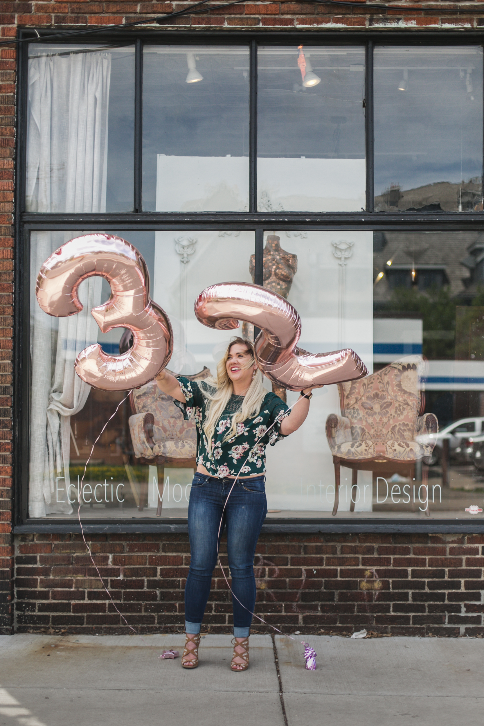 32 things i would tell my younger self, birthday shoot with number ballons, number balloons, rose gold number ballons-www.rachelsmak.com3.jpg