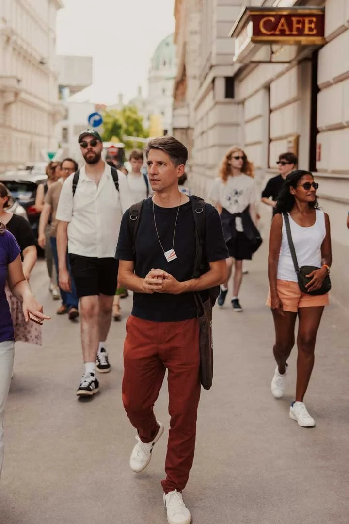 Tour guide leading a group through the historic lanes of Vienna's posh neighbourhood of Hietzing