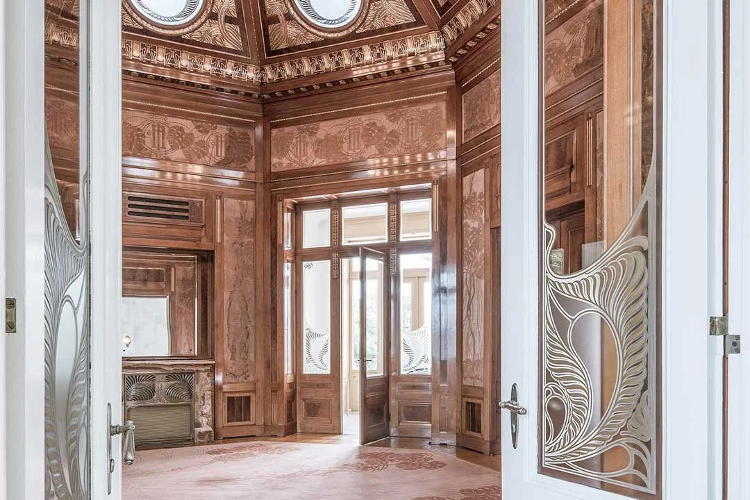 Breathtaking interior shot of the imperial train station in Hietzing, Vienna — wood panelled walls and windows in Art Nouveau style