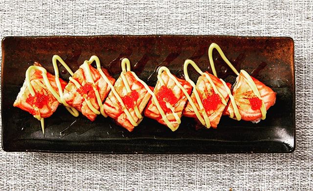 Cooked tuna and mayonnaise with and avacado severed ontop with seared salmon, tobiko, mayonnaise and teriyaki sauce. #sushisushi #sushiroll #sushi🍣 #sushi #salmon #foodforthesoul #japanesefood #japanese