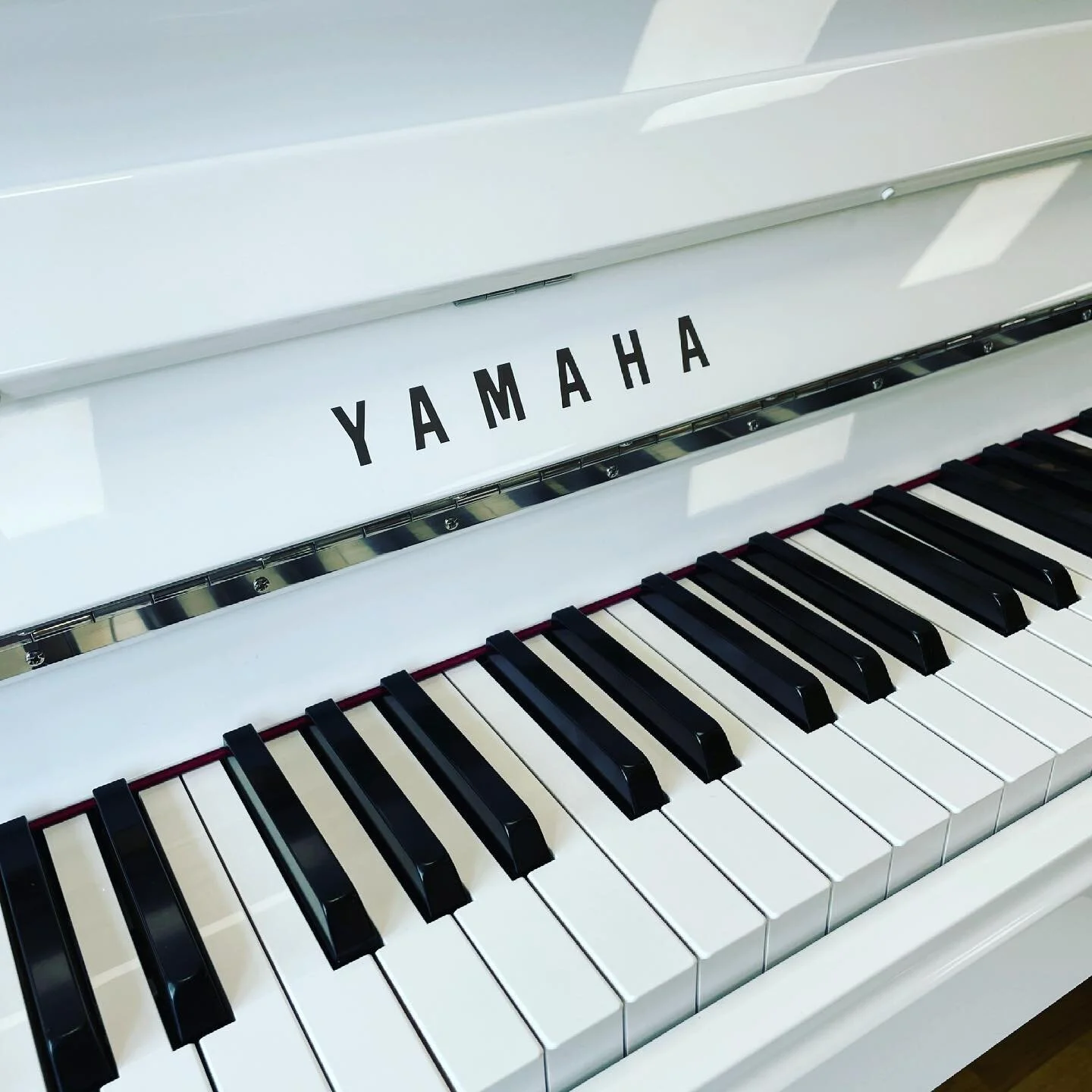 Merci @yamahamusiceurope f&uuml;r die Kopfh&ouml;rerst&auml;nder! Ein praktisches Geschenk, das wir in unserer Lieferung gefunden haben. Anwendung findet es ab sofort auf bei unseren TransAcpuustic und Silent Pianos #transacoustic #piano #bern #silen