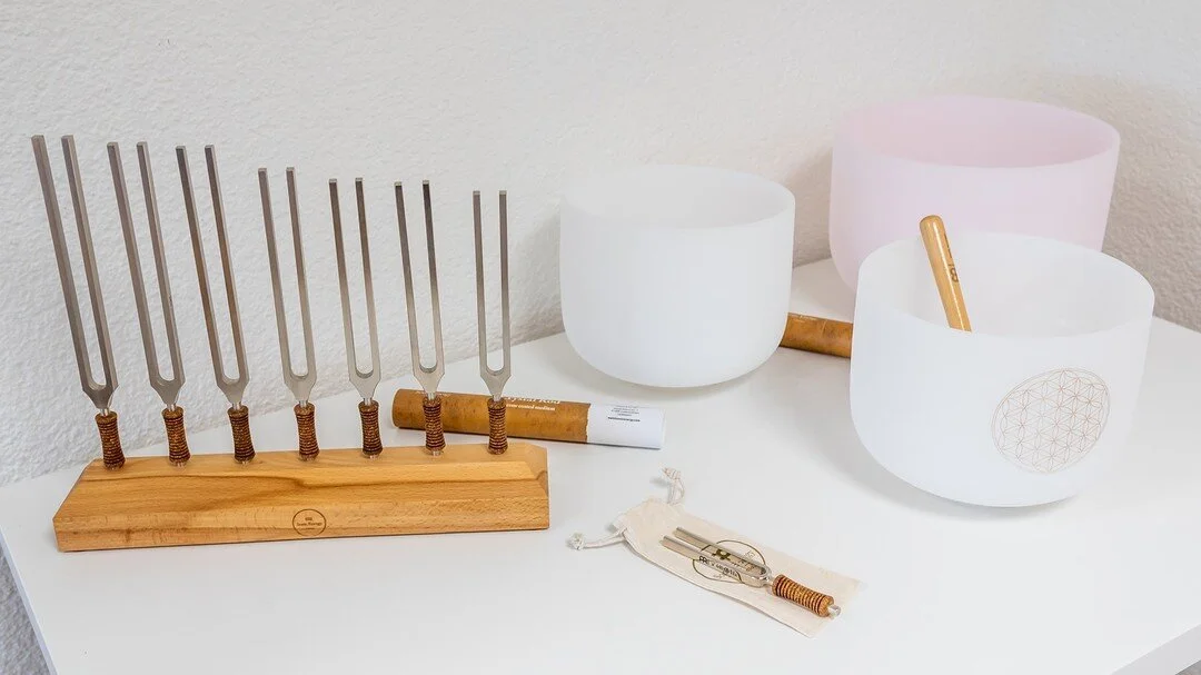 Das sind unsere sch&ouml;nen Klangschalen (singing bowls) und Stimmgabeln (tuning forks) von #meinlsonicenergy im Premiumraum an der Steigerhubelstrasse 3, 3008 #bern 

Auf unserem Onlineshop findest du noch viel mehr Auswahl :)

Wir freuen uns auf d