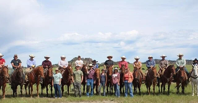 Wrangled everyone together for a picture at the last branding of the season. What a good lookin&rsquo; crew! #ixranchco #ixranchinternship #beefusa
