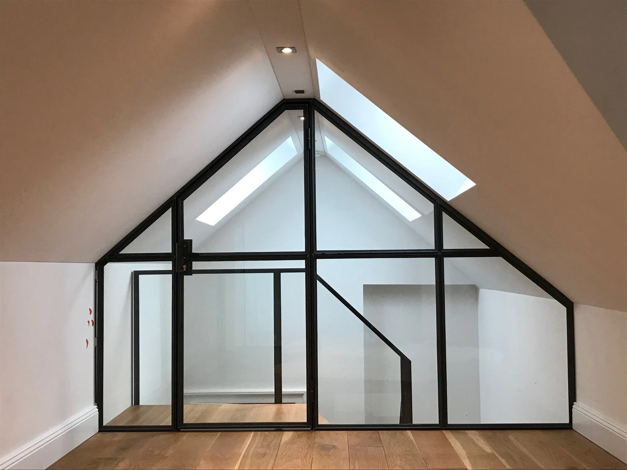 Moderne Stahl-Glas-Raumtrennwand im Dachgeschoss von Metallbau Widmann aus dem Chiemgau