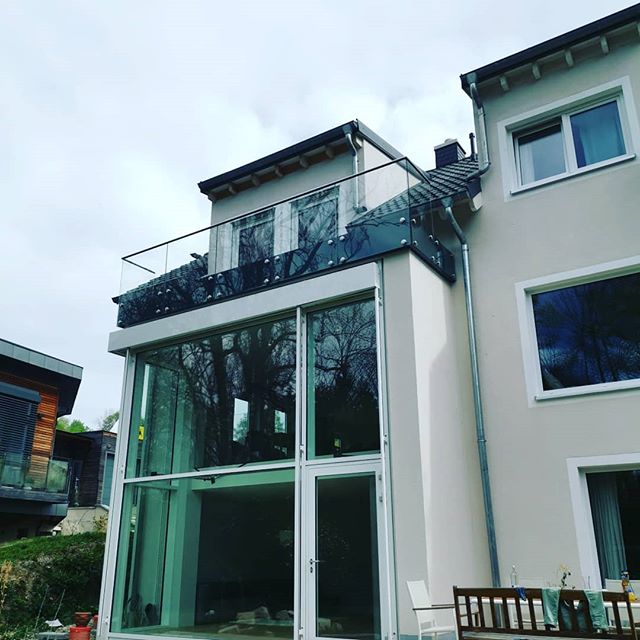 Balcony with a view 😎 #balkon #Glasgel&auml;nder #Metallbauwidmann #MW #handmadeinbavaria #handwerk #punkthalter #schinderei #brazzerd #lmia #inklusiveunterbauundinnenliegenderentw&auml;sserung #direktanderw&uuml;rm #bruddal  #geilemannschaft #spass