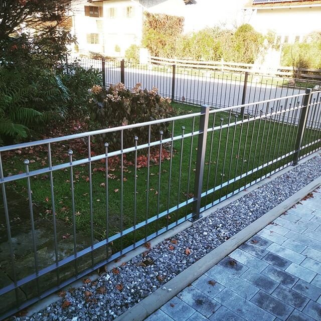 Fence (ay) 🚧 #Gartenzaun #metallzaun #pulverbeschichtung #db703 #mw #Metallbau #Metallbauwidmann #handwerk #handmadeinbavaria #oisausoanahand #sowerddesbeiunsgmacht #Bruddal #topmannschaft #einfachb&auml;rig #wasgscheids #wearehiring #dezemberdeswah