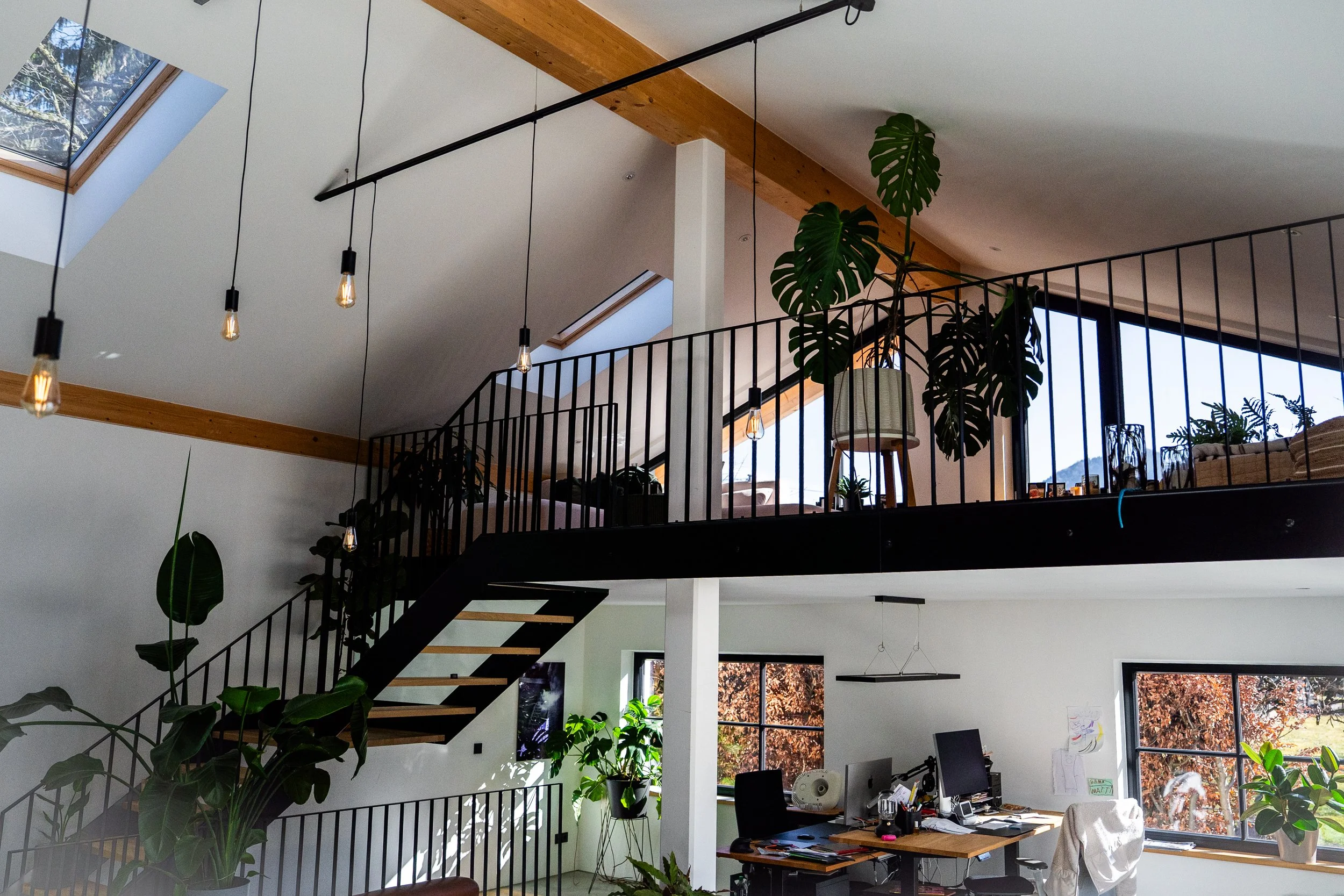 Moderne Galerieebene mit Stahlkonstruktion und Holzstegen im Innenausbau von Metallbau Widmann