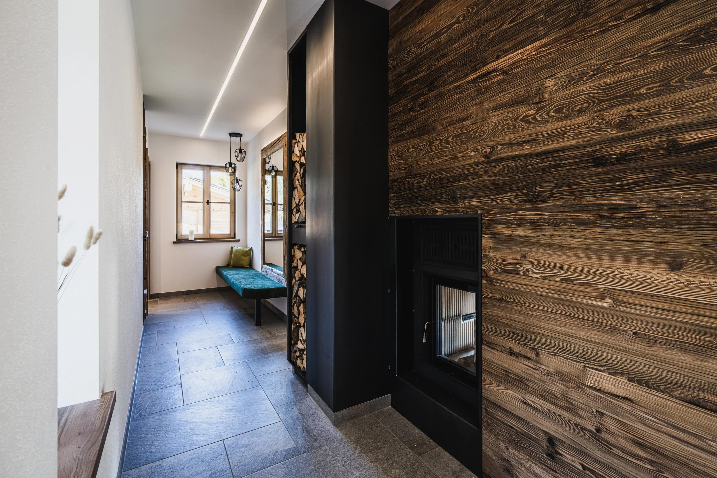 Ofen Metall und Metall Holzaufbewahrung