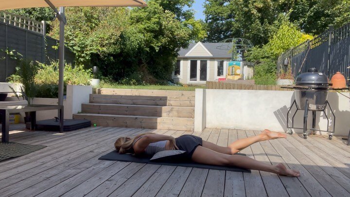 We often get stuck in slight forward flexion when our backs have ‘gone’ or feel tight.
Here are some movement progressions to regain some extension and rotation which should help!
Start with a pillow under the hips to keep you comforta