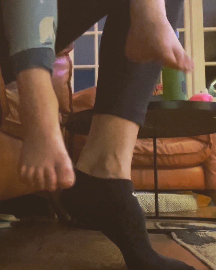 Remembering to do a bit of Achilles/ sprained ankle (recently acquired 🤣) rehab during the school holidays. Excuse the mess, at this stage I can’t tidy up as fast as it’s being created 😫
As you can hear 🥴🤣 this ankle has developed a