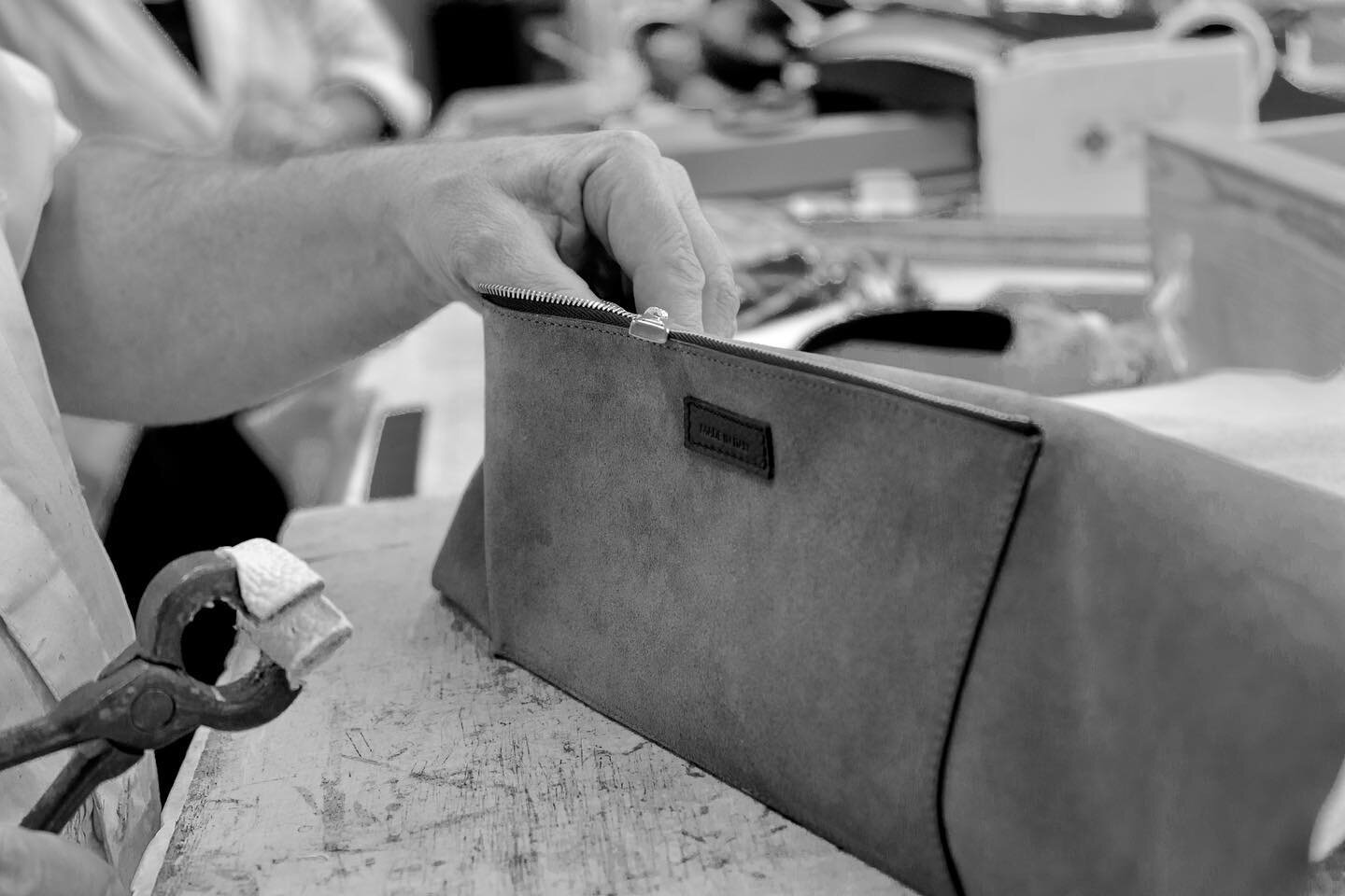 Behind the scenes.

The making of a Catherine bag. You can feel the passion of the artisans, when you see the bags.
.
.
.
.
#handbags #handbag #purse #purses #luxury #luxe #luxurylifestyle #fashion #moda #mode #freeshipping #craft #craftsmanship #han