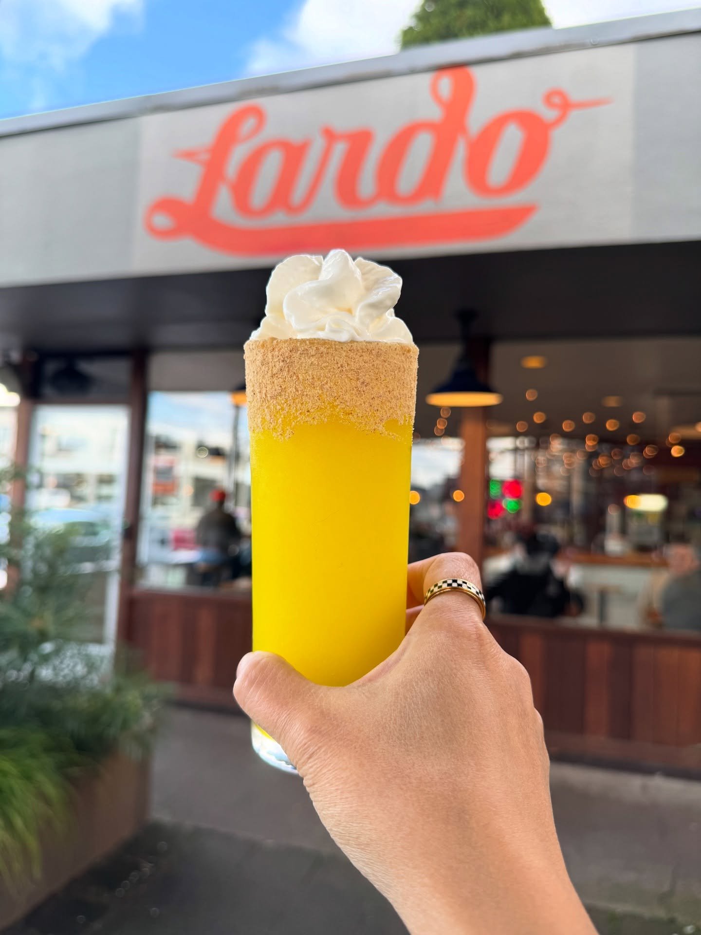 Treat yourself to a little post-holiday slushie moment! 💫 We&rsquo;ve got options for everyone!

🍌✨ Bananas Foster: NA &amp; dreamy, banana, carmel, vanilla 
🦯😋 White Chocolate Candy Cane: spiked with rum, cr&egrave;me de menthe, white chocolate,